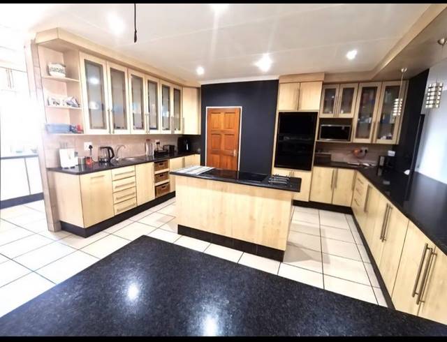 5 BEDROOM HOUSE FOR SALE IN LODEYKO